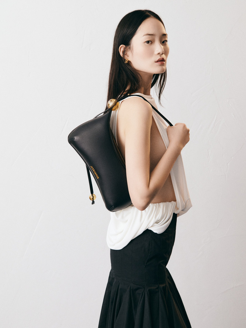 JACQUEMUS The large Bisou Perle outlook