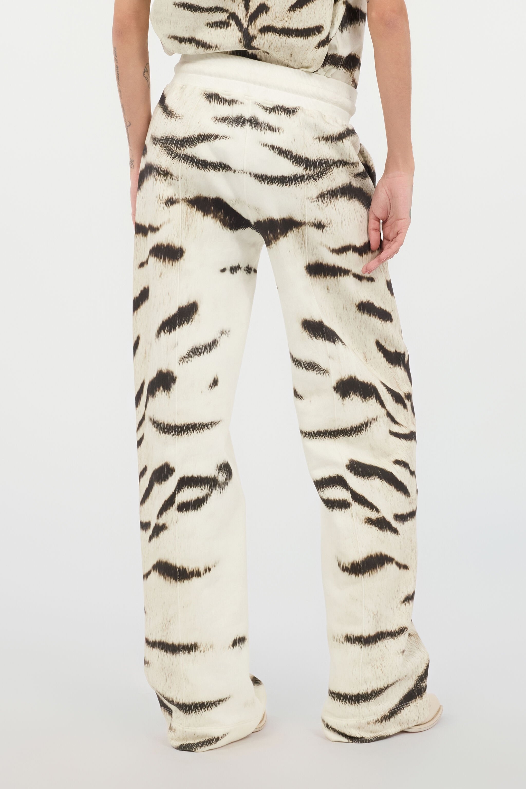 Woman Sports Pants With White Tigresse OGAT X Roberto Cavalli Print - 4