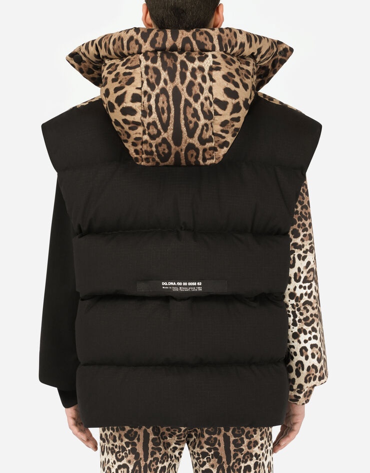 Quilted gilet with hood and branded plate - 2