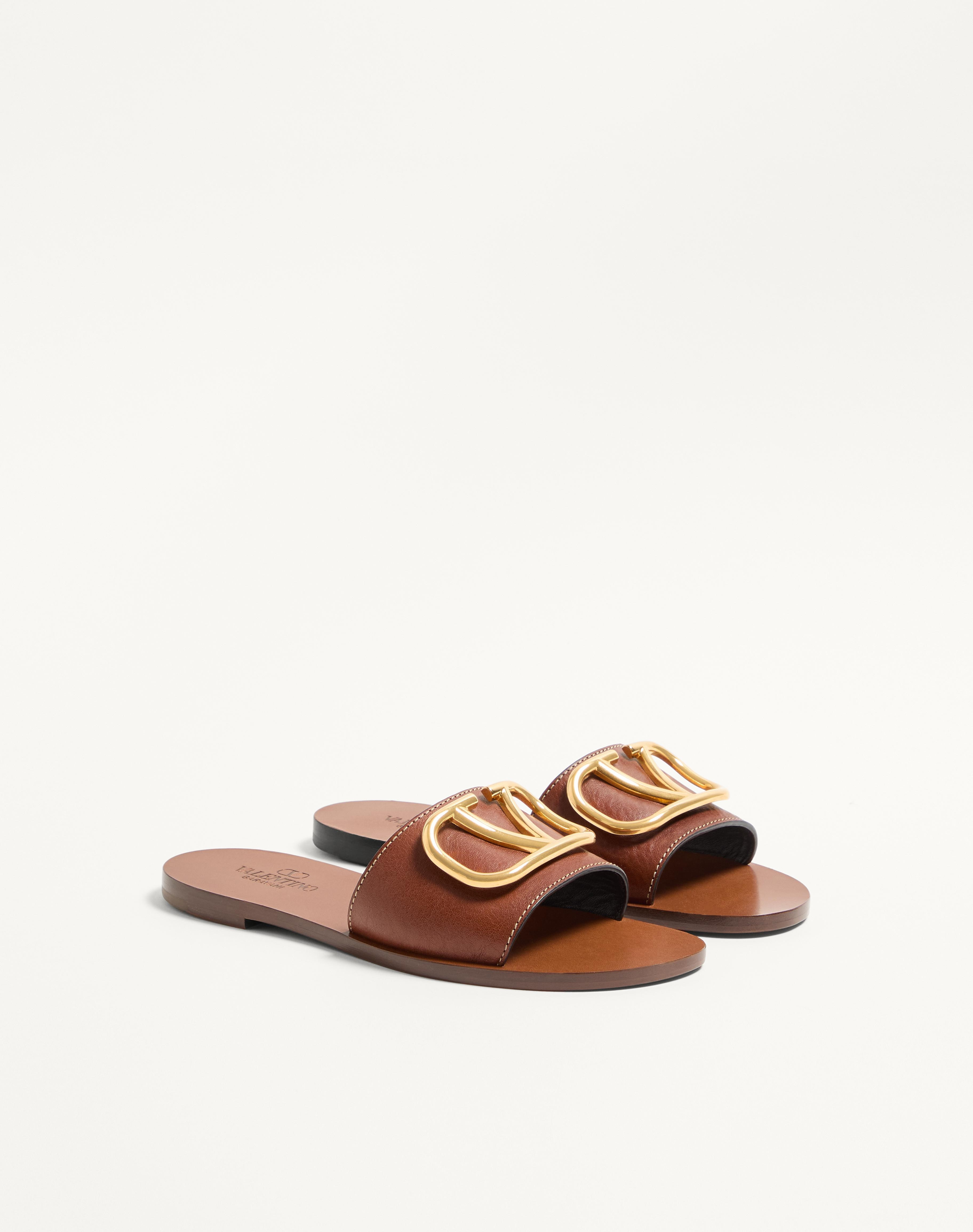 VLOGO SIGNATURE SLIDE SANDAL IN GRAINY COWHIDE WITH ACCESSORY - 2