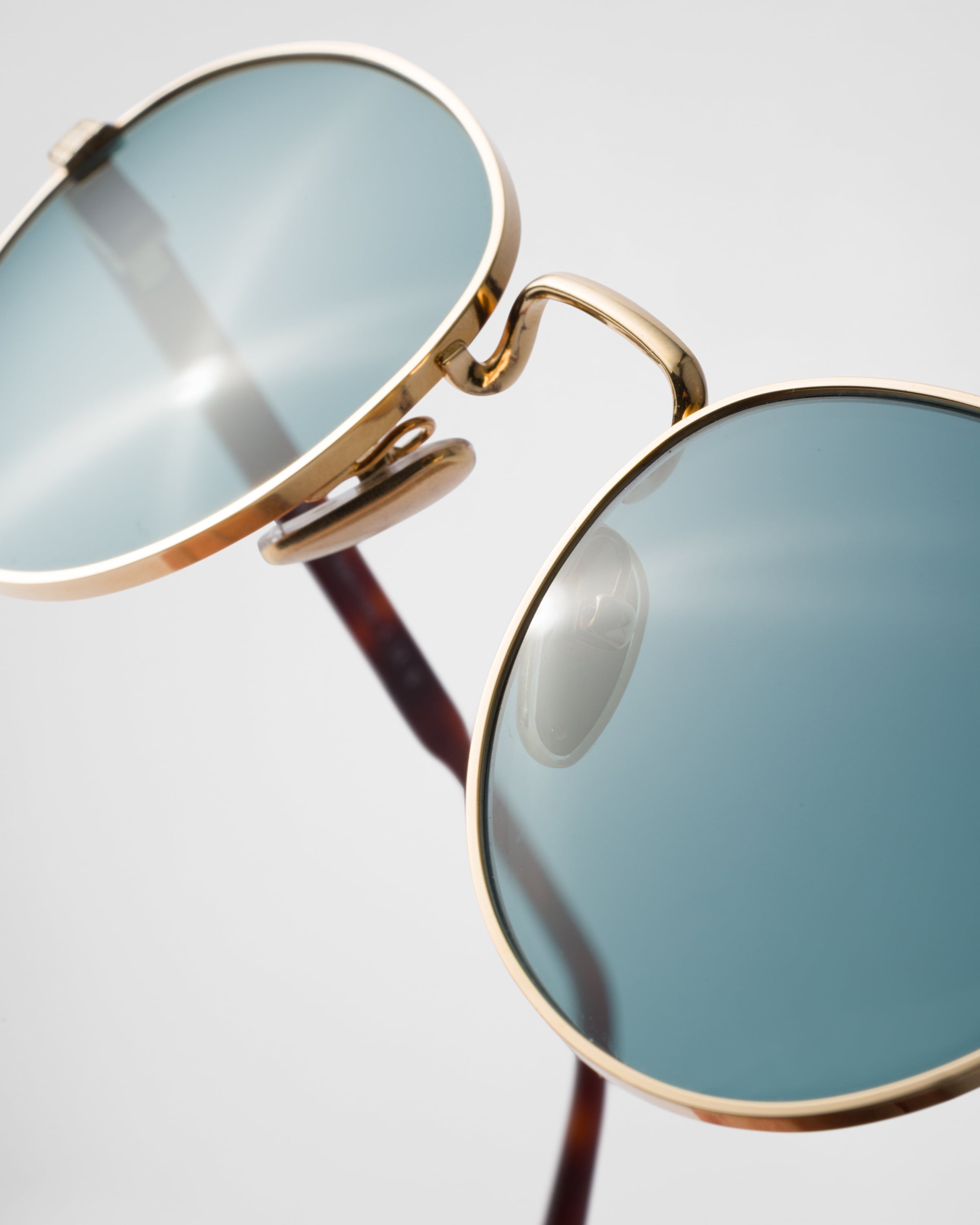Sunglasses with the iconic metal plaque - 5