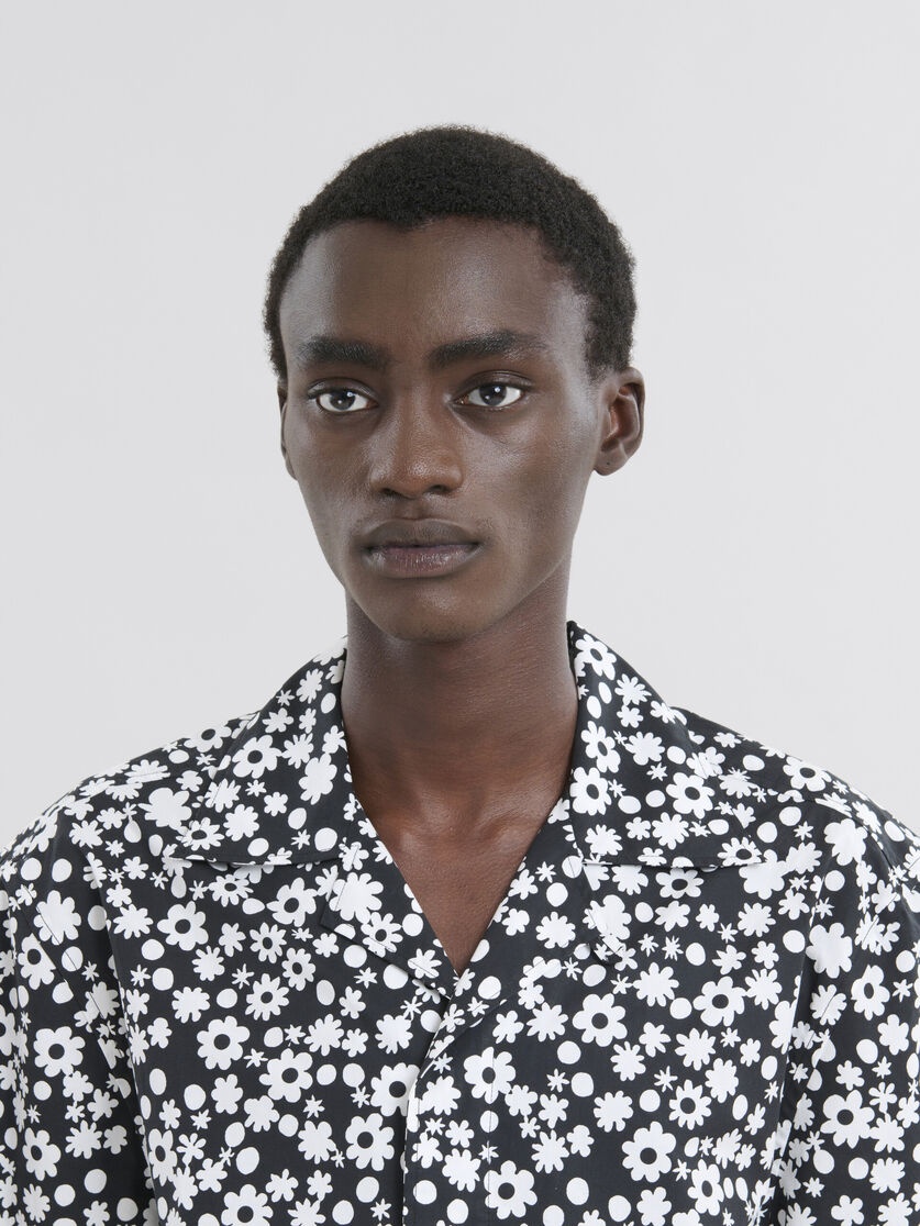 BLACK AND WHITE BOXY SHIRT WITH POP FIELDS MOTIF - 4