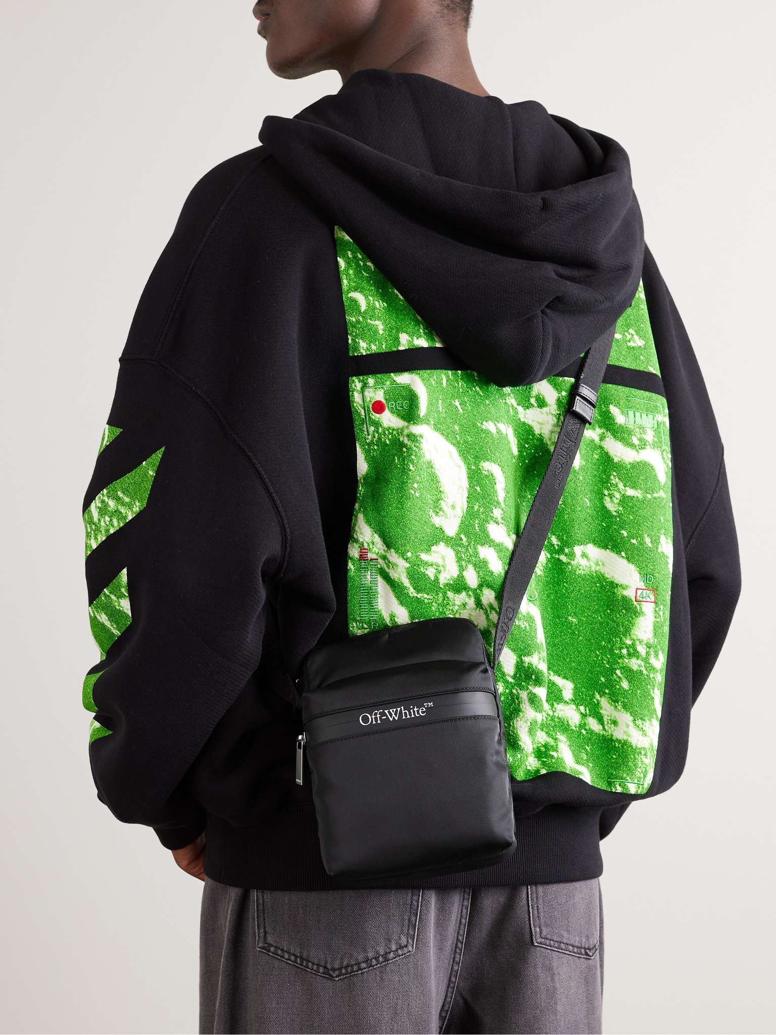 【Off-White】 ロゴ プリント ジップ クロスボディ バッグ オフホワイト Tシャツ メンズ 正規品 OFF-WHITE 半袖Tシャツ