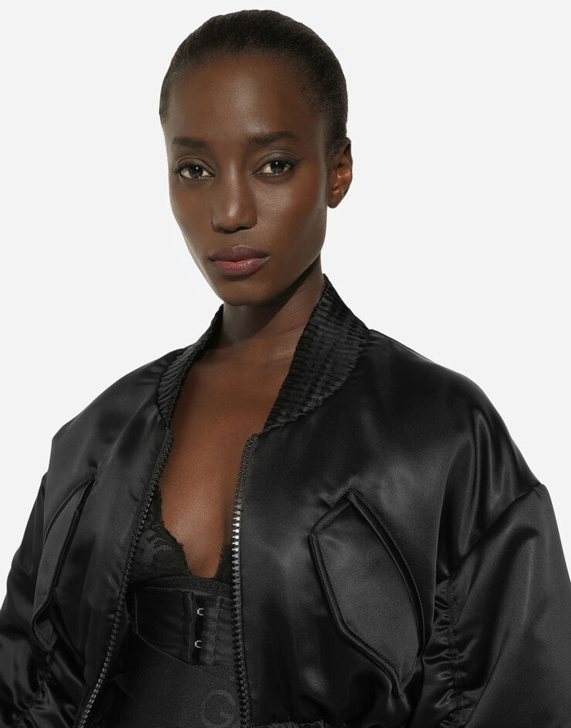 Draped 소매를 가진 짧은 duchesse bomber 재킷 6