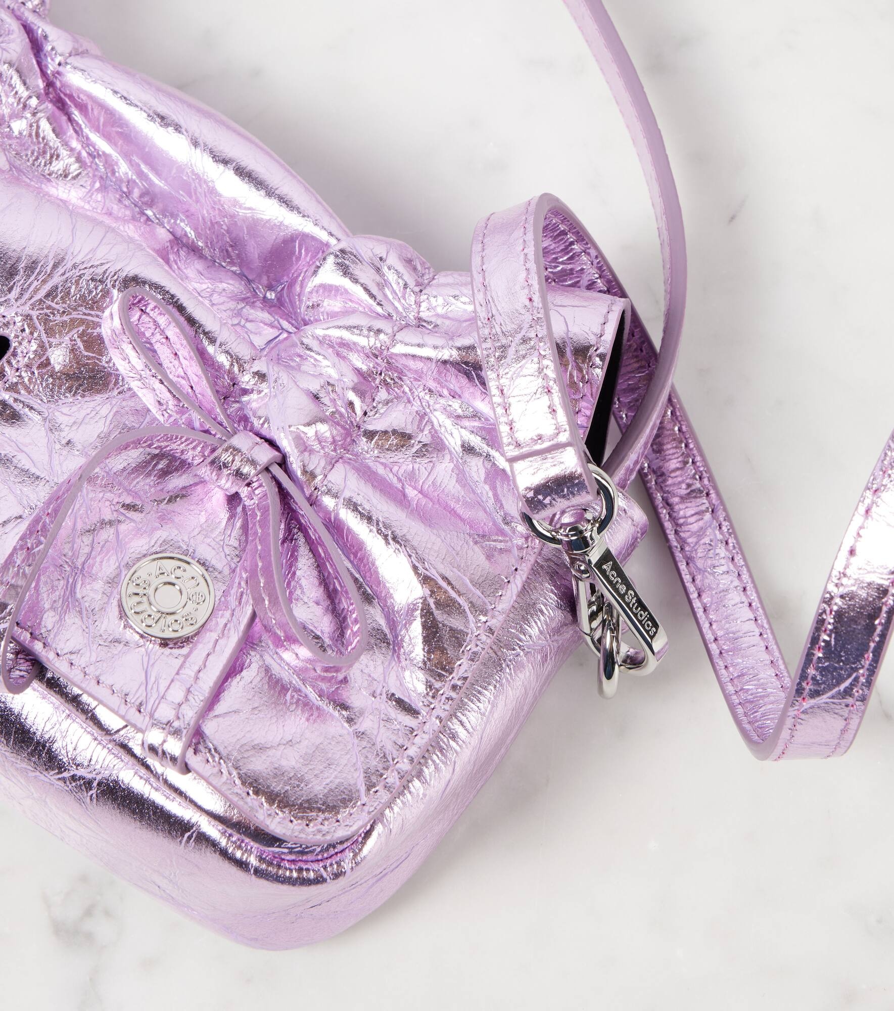 Bow-detail metallic leather shoulder bag - 6