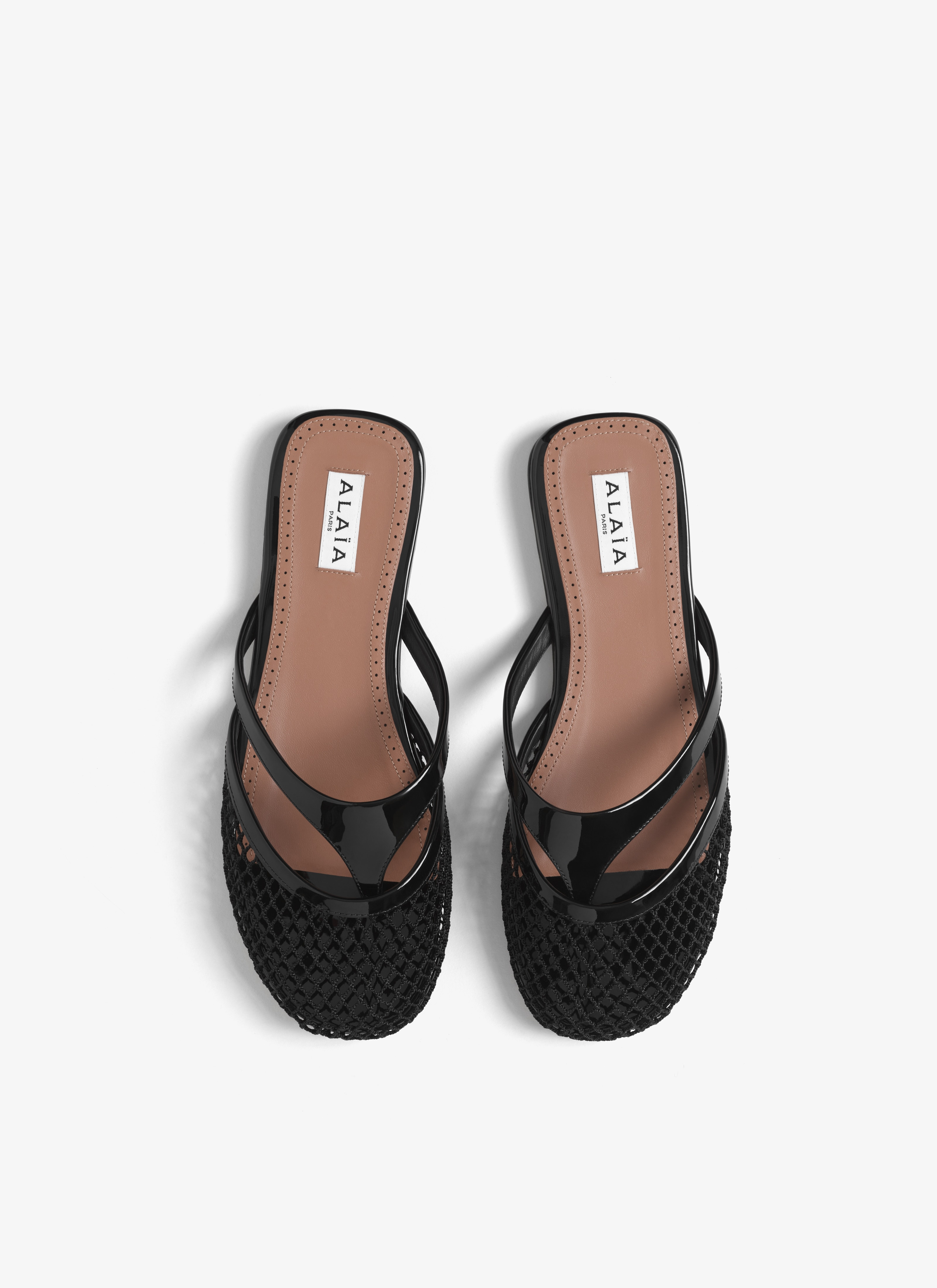 【ALAIA直営店】MULES PLATES INFRADITO EN ReSILLE ET CUIR Infradito leather and fishnet mules in white - Alaia | Mytheresa