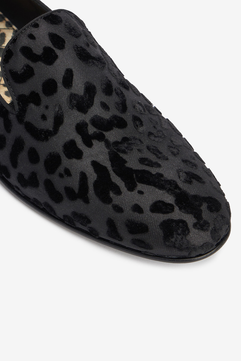 Black slippers with Jaguar skin print 5
