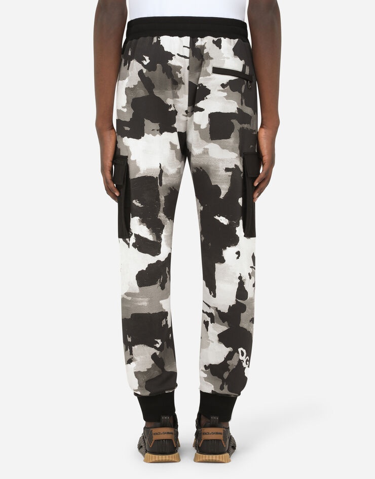 Camouflage jogging pants with patch embellishment - 2