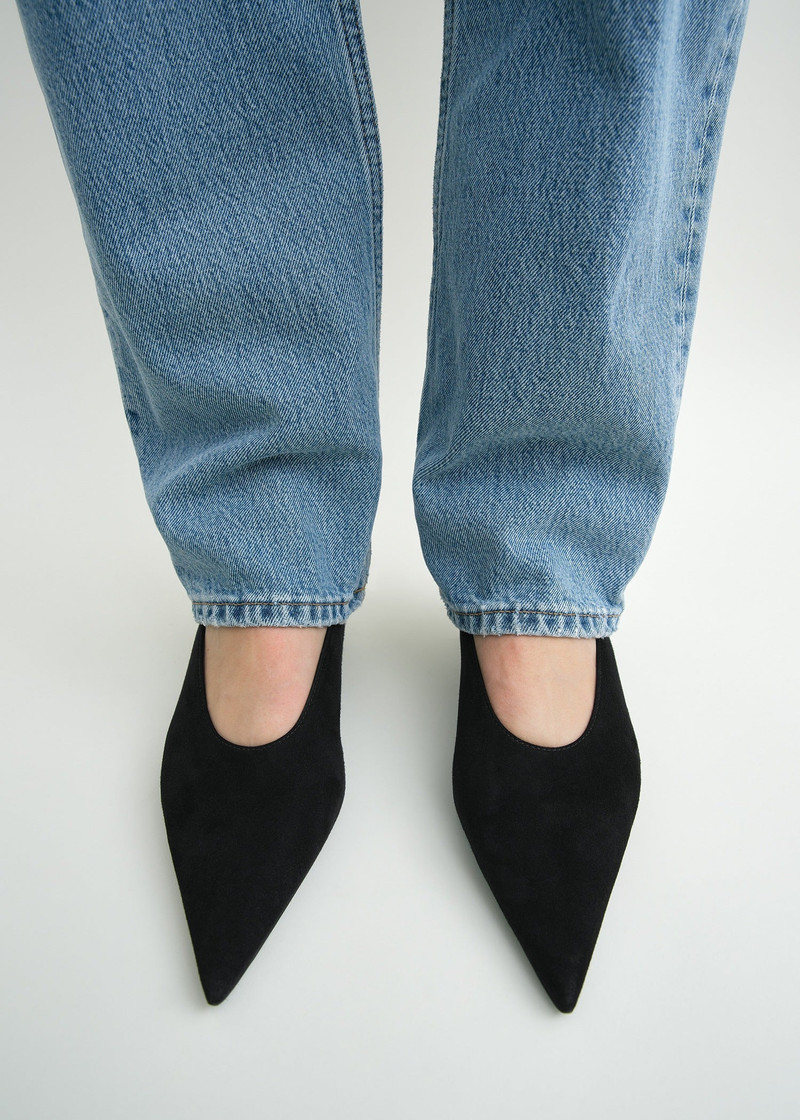 Totême Sharp suede kitten pumps black outlook