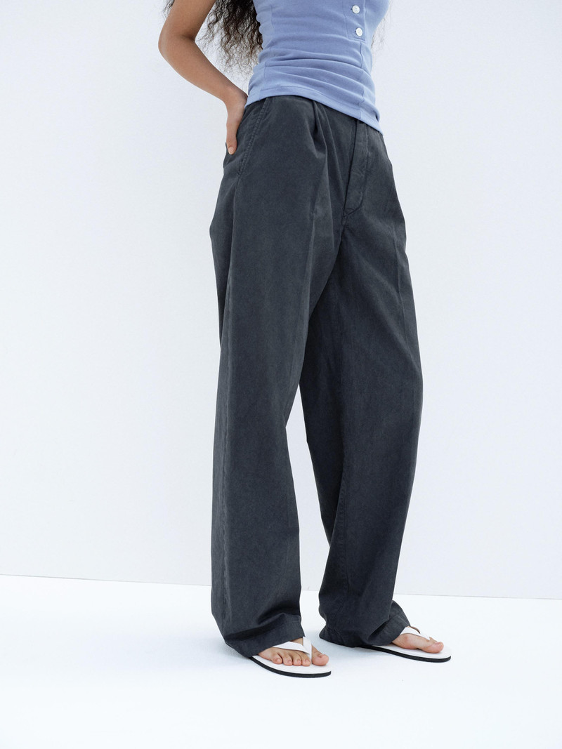 AURALEE GARMENT-DYED FINX LIGHT CHINO ONE-TUCK WIDE PANTS outlook