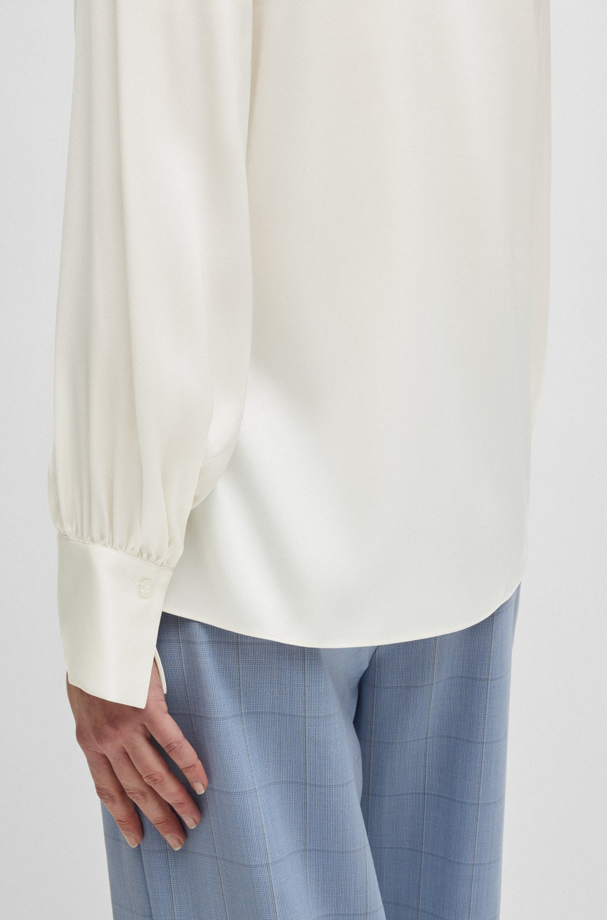 RELAXED-FIT BLOUSE IN STRETCH SILK WITH KEYHOLE NECKLINE - 6
