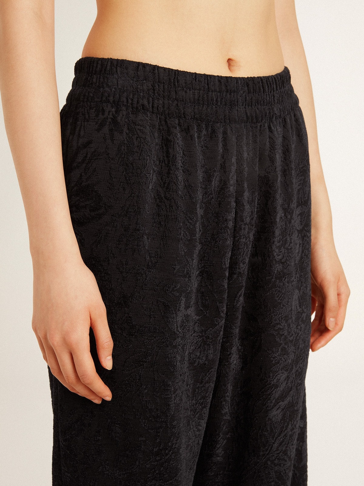 Women's black joggers with a tone-on-tone toile de jouy print - 5