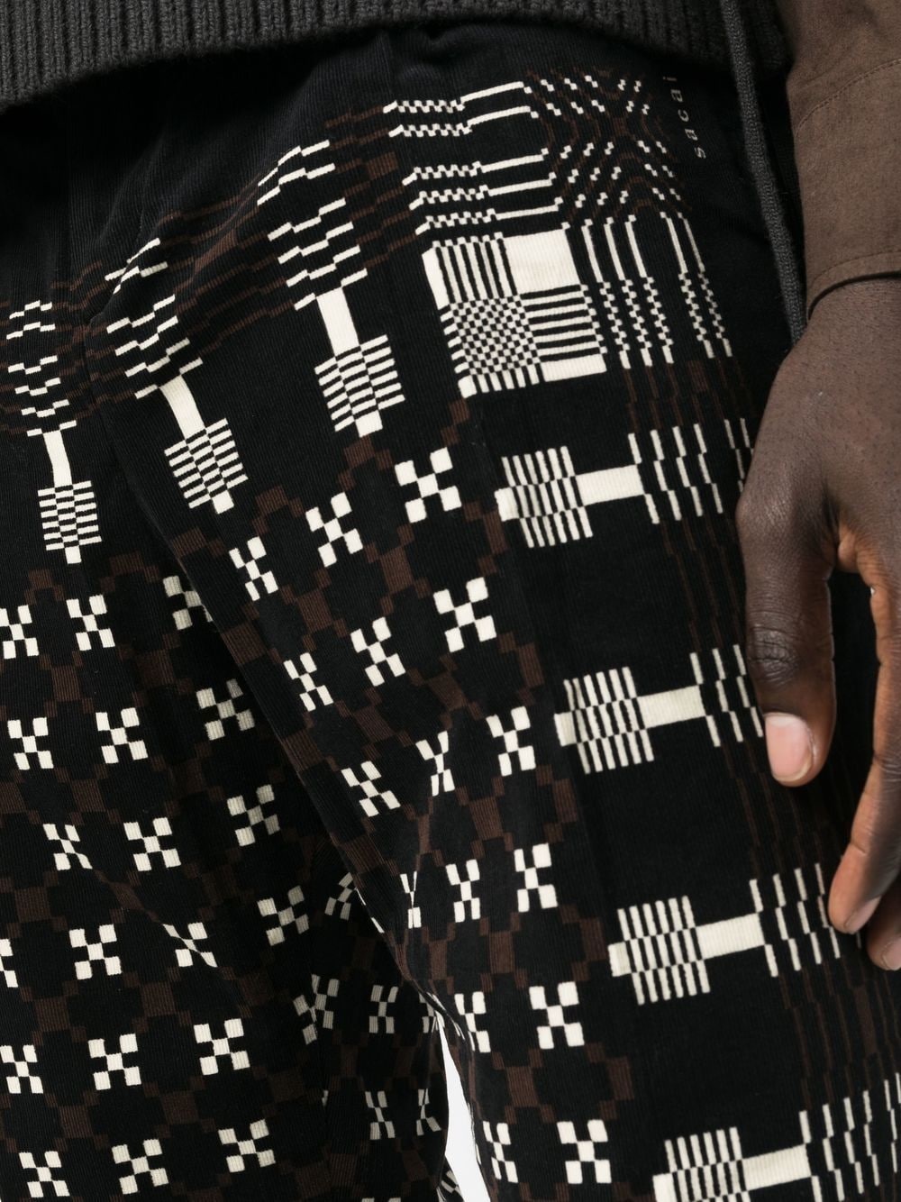 graphic-print tapered-leg trousers - 5