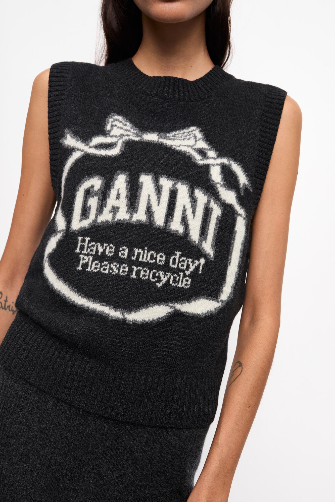 BLACK GRAPHIC BOW VEST - 5
