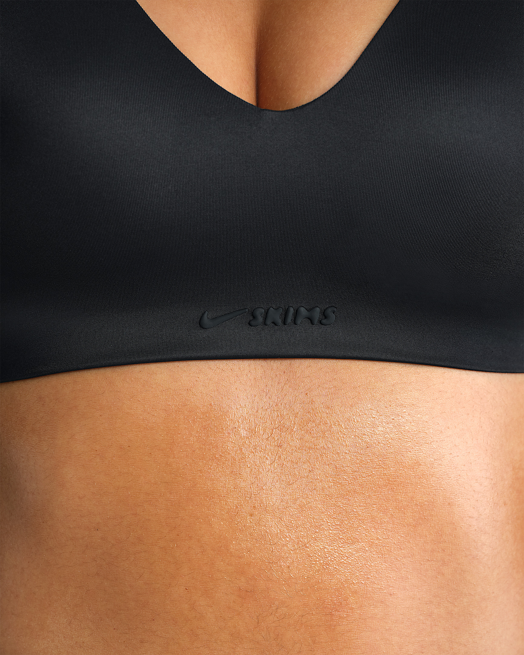 NikeSKIMS Shine Women's V-Neck Bra - 6