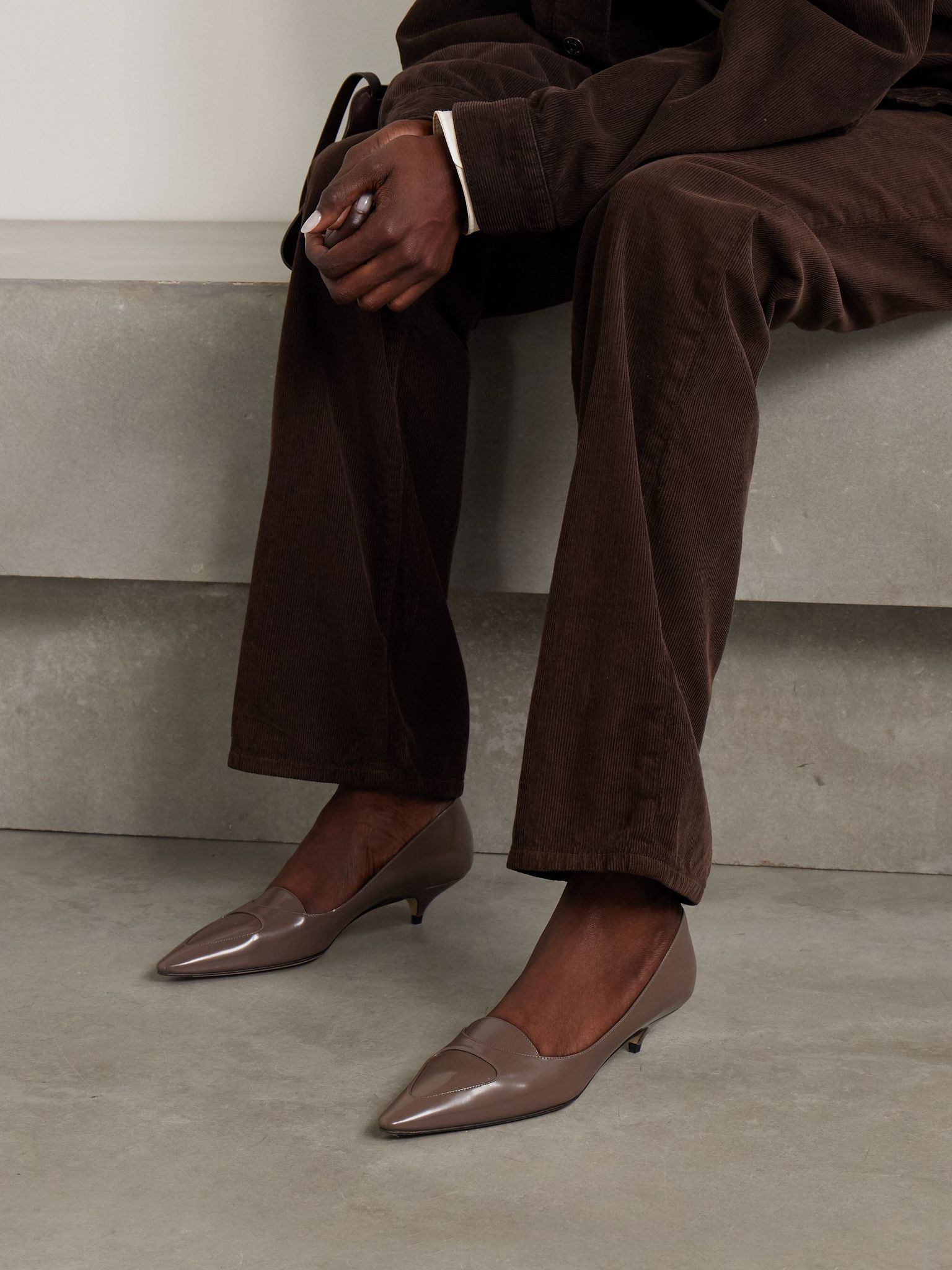 Viv glossed-leather pumps Taupe - 2