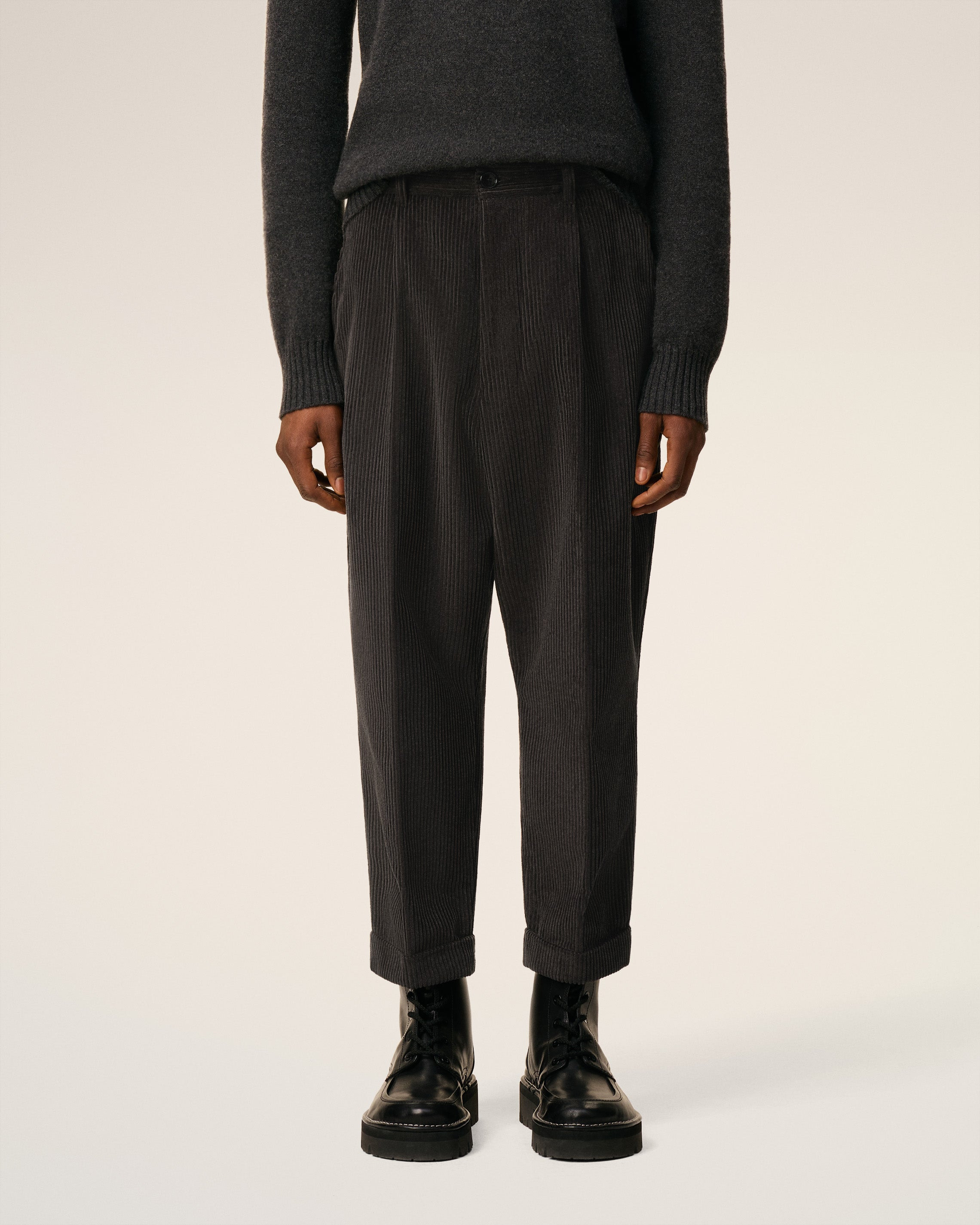 BLACK COTTON CARROT OVERSIZED TROUSERS - 4