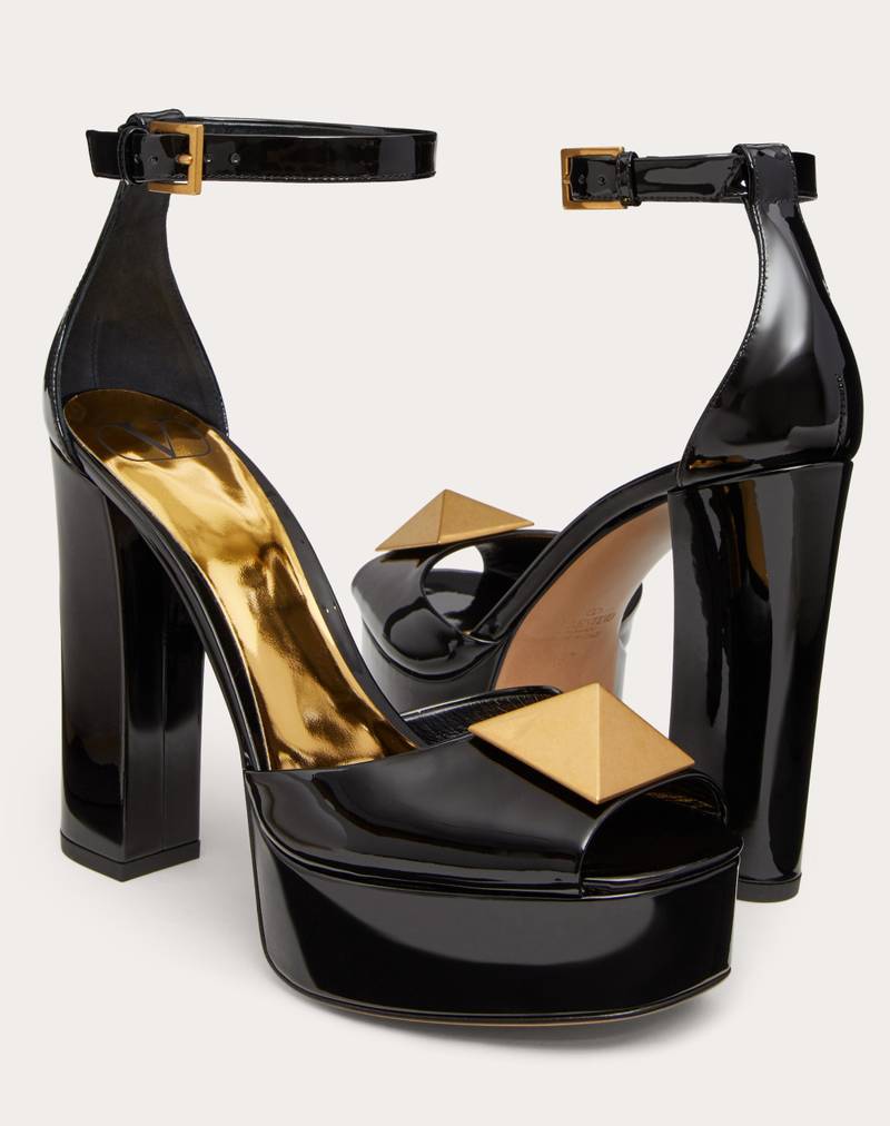 PATENT LEATHER 120 MM에 있는 1개의 STUD 플랫폼과 가진 TOE 펌프를 여십시오 5