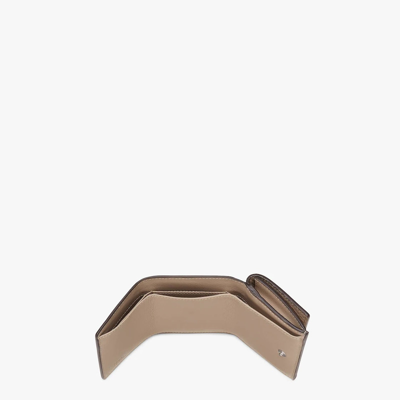 Compact, tri-fold Peekaboo Selleria wallet with large internal bill compartment and three concealed  4