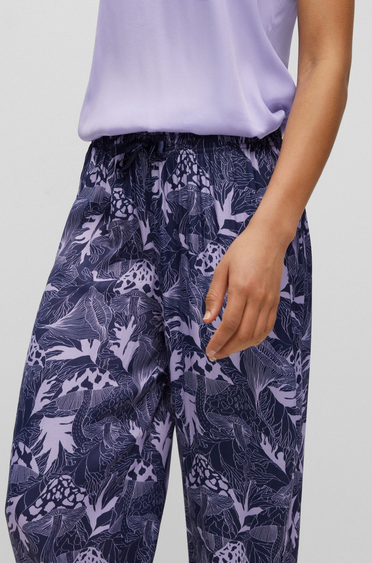 SATIN PAJAMA BOTTOMS WITH DRAWSTRING IN A SEASONAL PRINT - 4