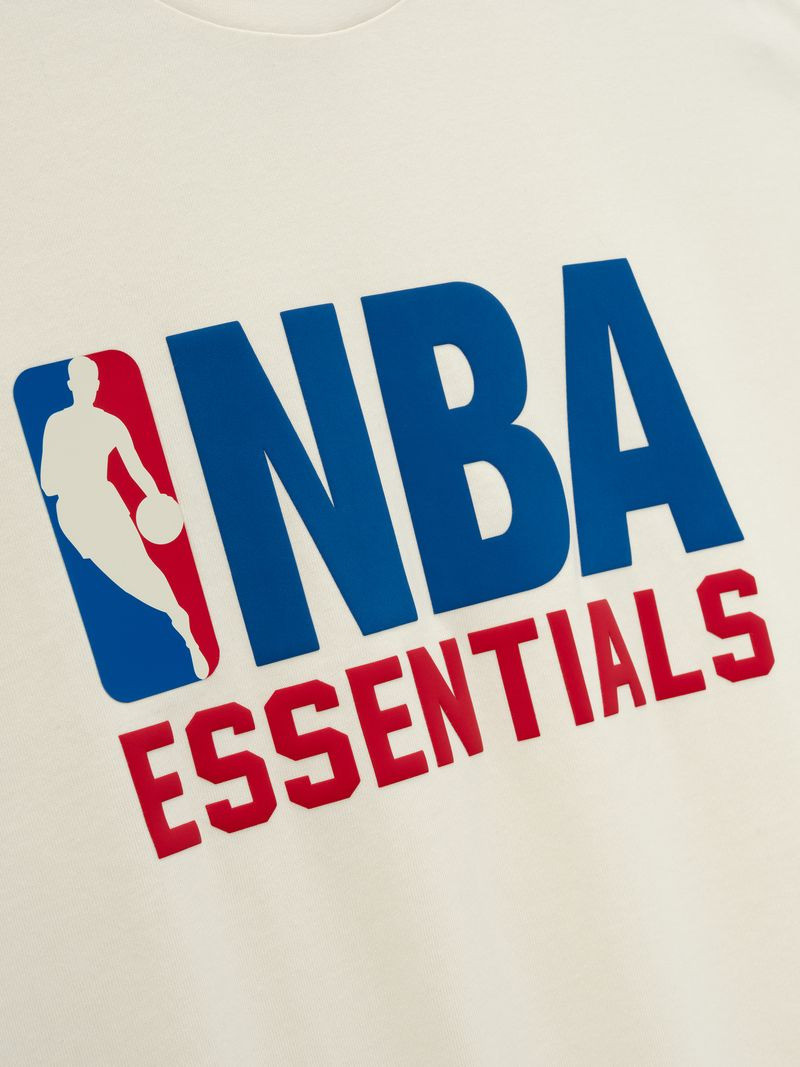 ESSENTIALS NBA 90's Tee outlook