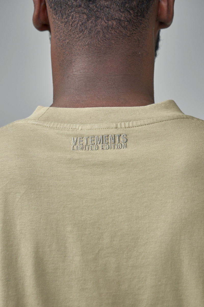 VETEMENTS Oval Logo Cropped Boxy T-Shirt outlook