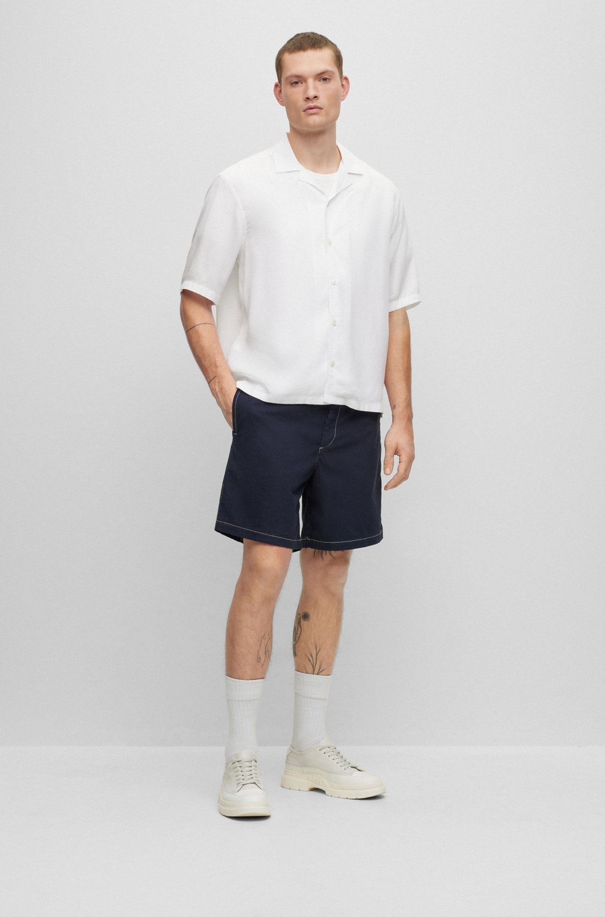 REGULAR-FIT SHORTS IN PAPER-TOUCH STRETCH COTTON - 3