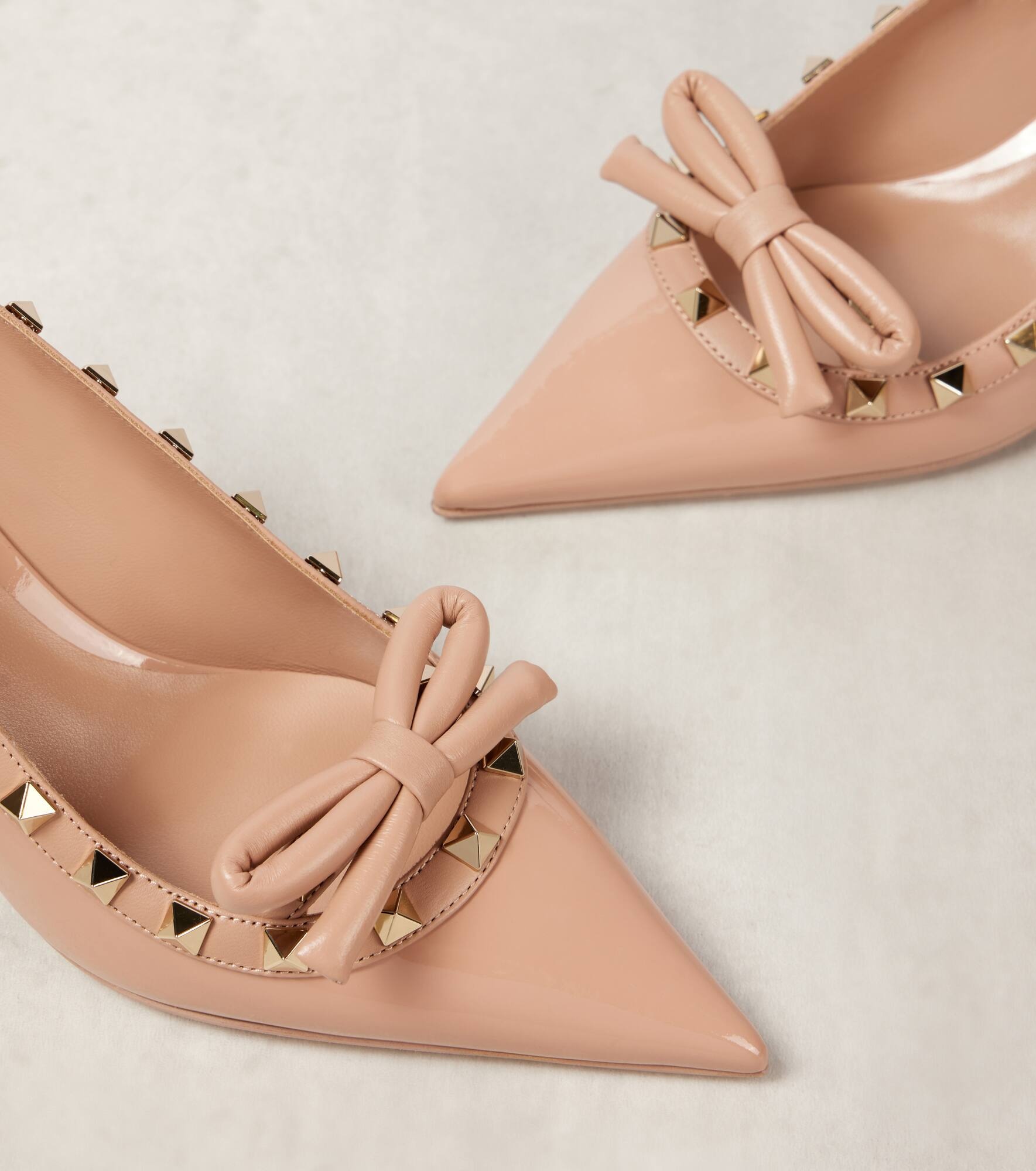 Rockstud Bow 60 patent leather slingback pumps - 5
