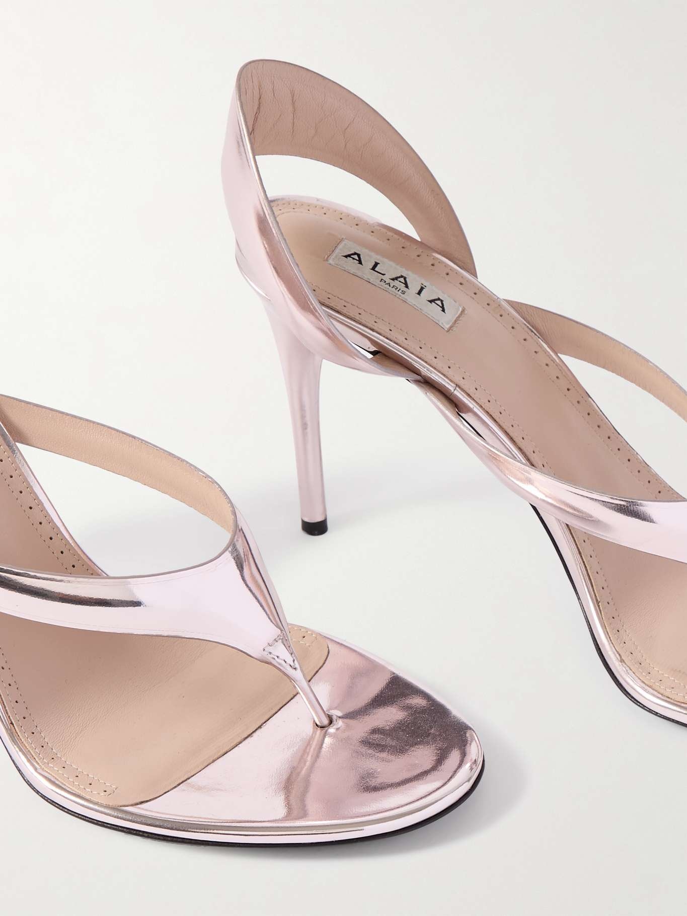 【関税・送料込み】ALAIA SANDALS SILVER TONG SANDALS Alaïa Tong 90 mirrored-leather sandals Silver | netaporter