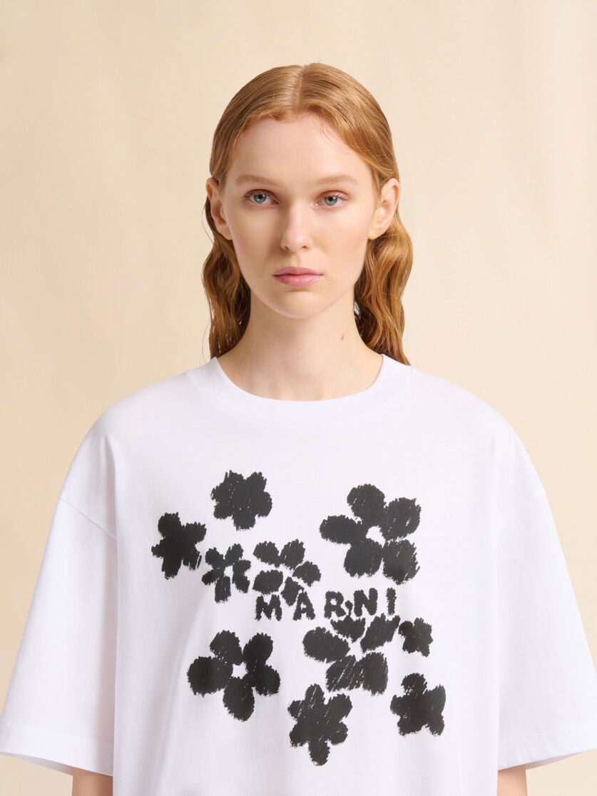 WHITE COTTON T-SHIRT WITH DAISY GARDEN PRINT - 4