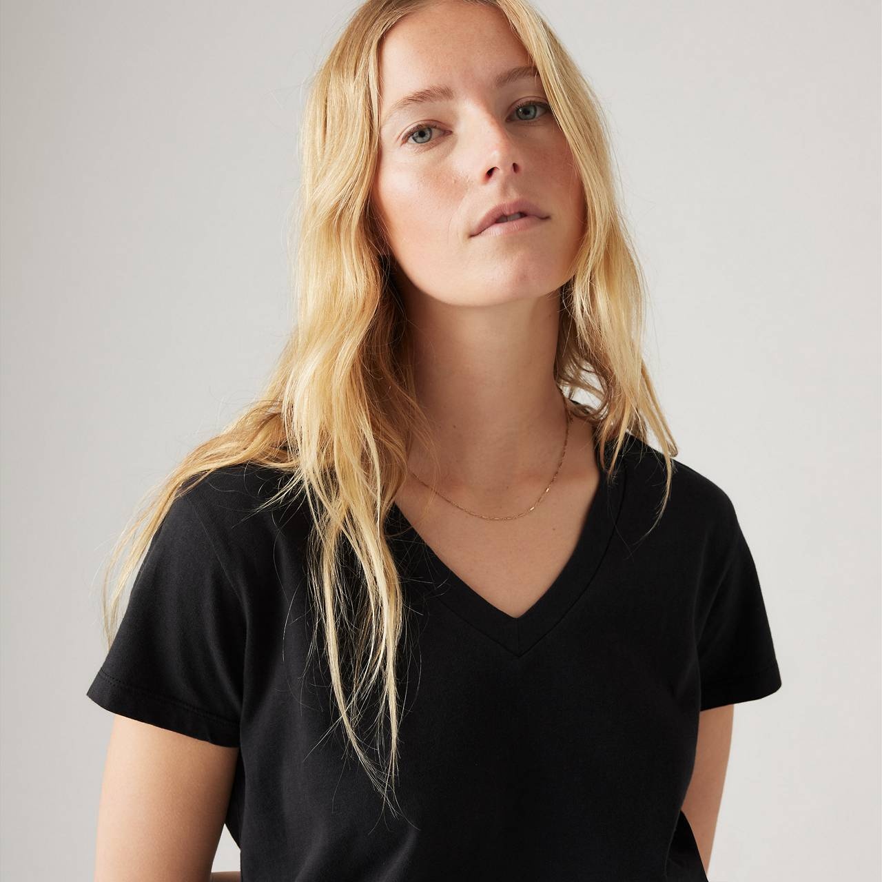 BOXY V-NECK T-SHIRT - 4