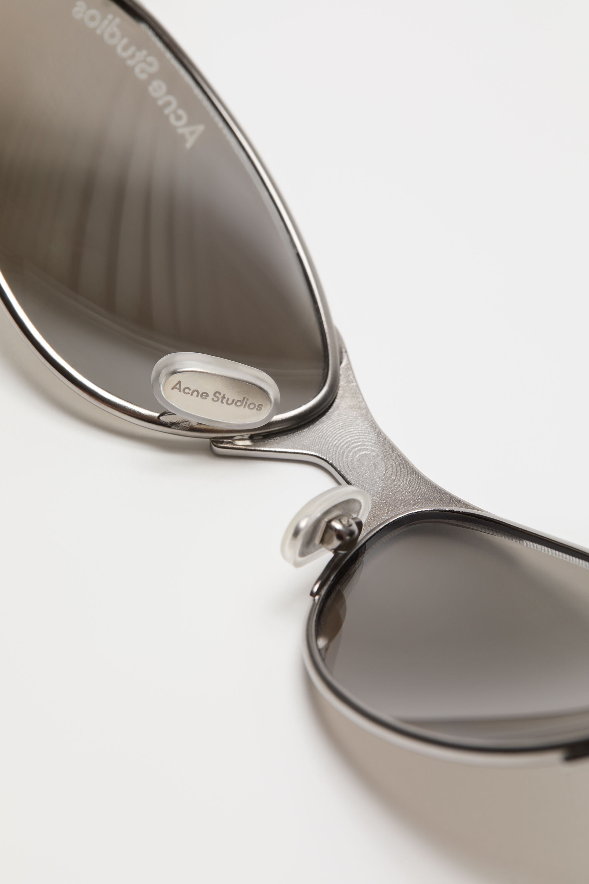 【Acne Studios】l frame charm sunglasses Acne Studios - Metal frame charm sunglasses - Rose copper