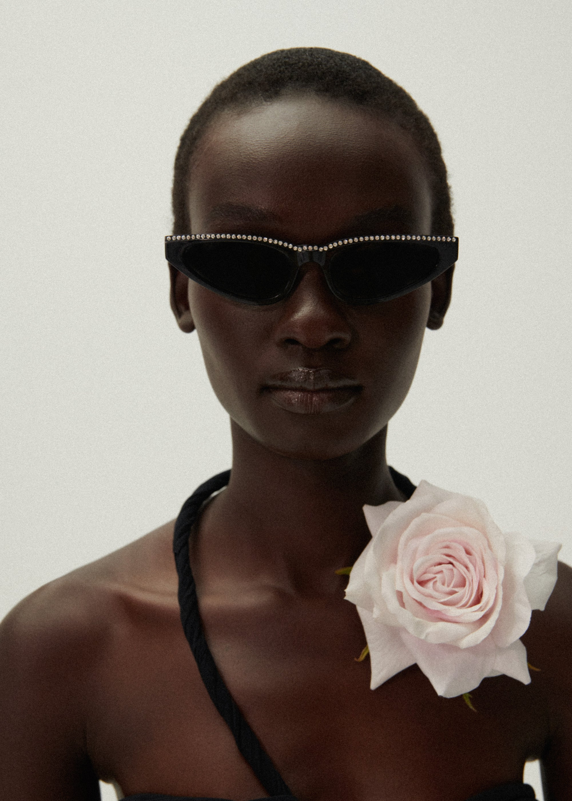 Pointed cat-eye sunglasses in black crystals - 4