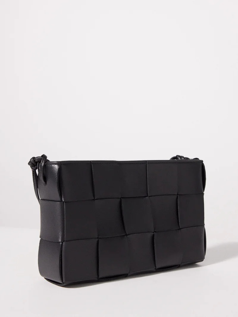 クラッチバッグ BOTTEGA VENETA CASSETTE MEDIUM LEATHER POUCH BOTTEGA CASSETTE BAG REVIEW - YouTube