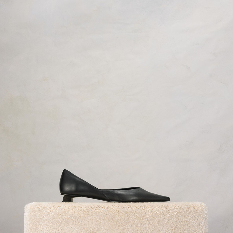 Pointed Toe Flat Shoes - 1