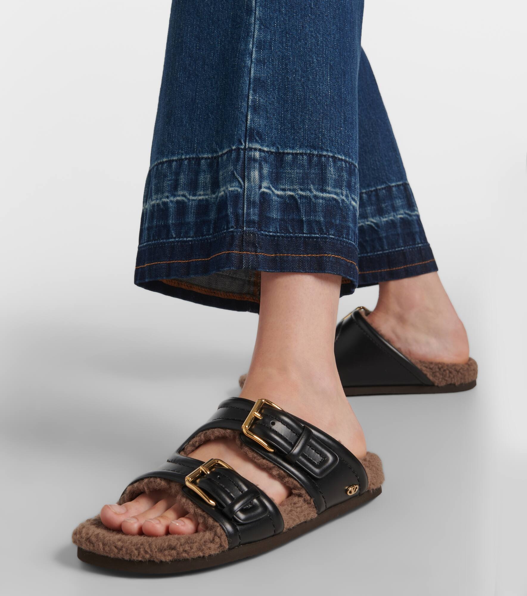 Faux fur-trimmed leather sandals - 4