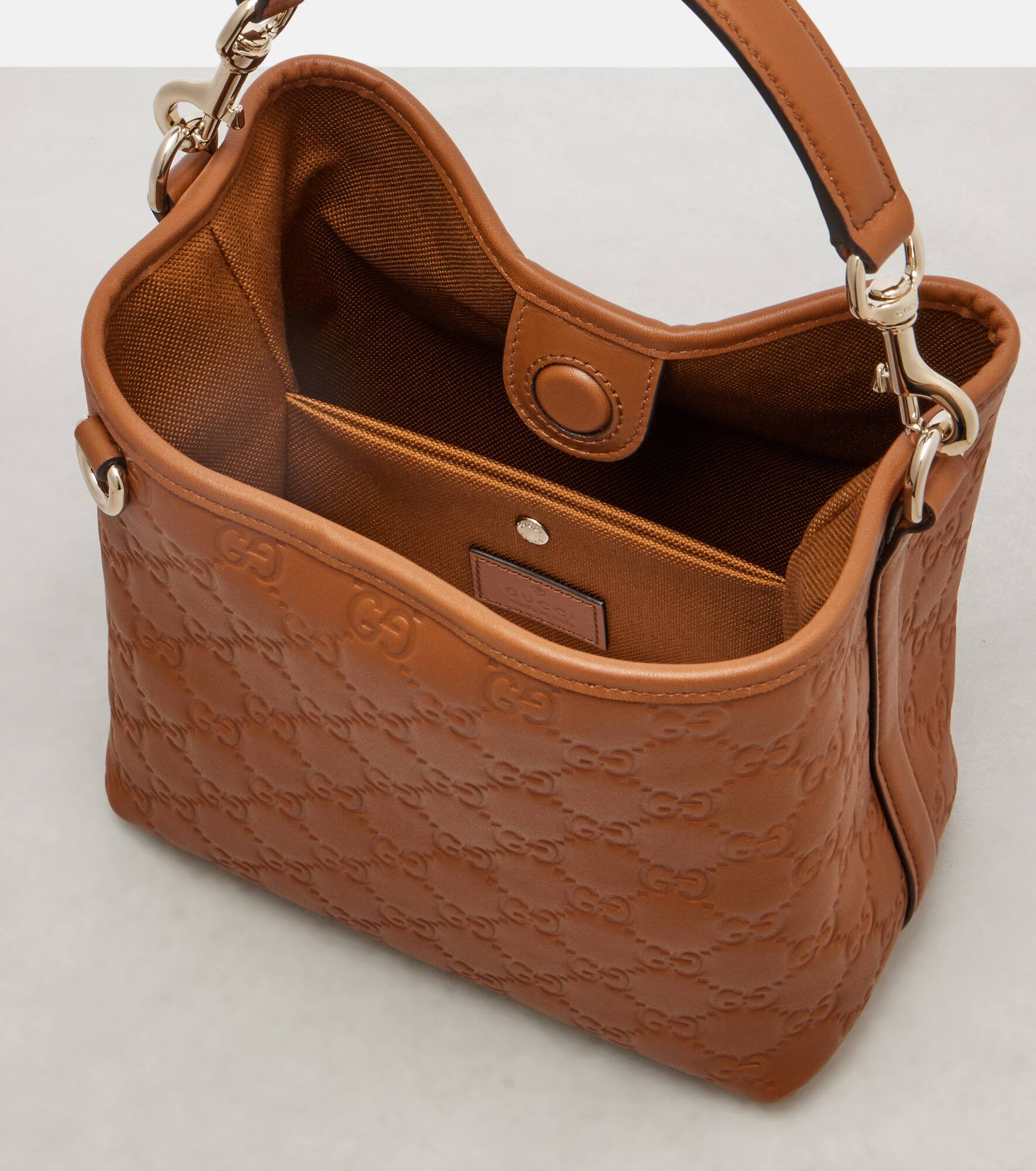 GG Emblem Small leather bucket bag - 3