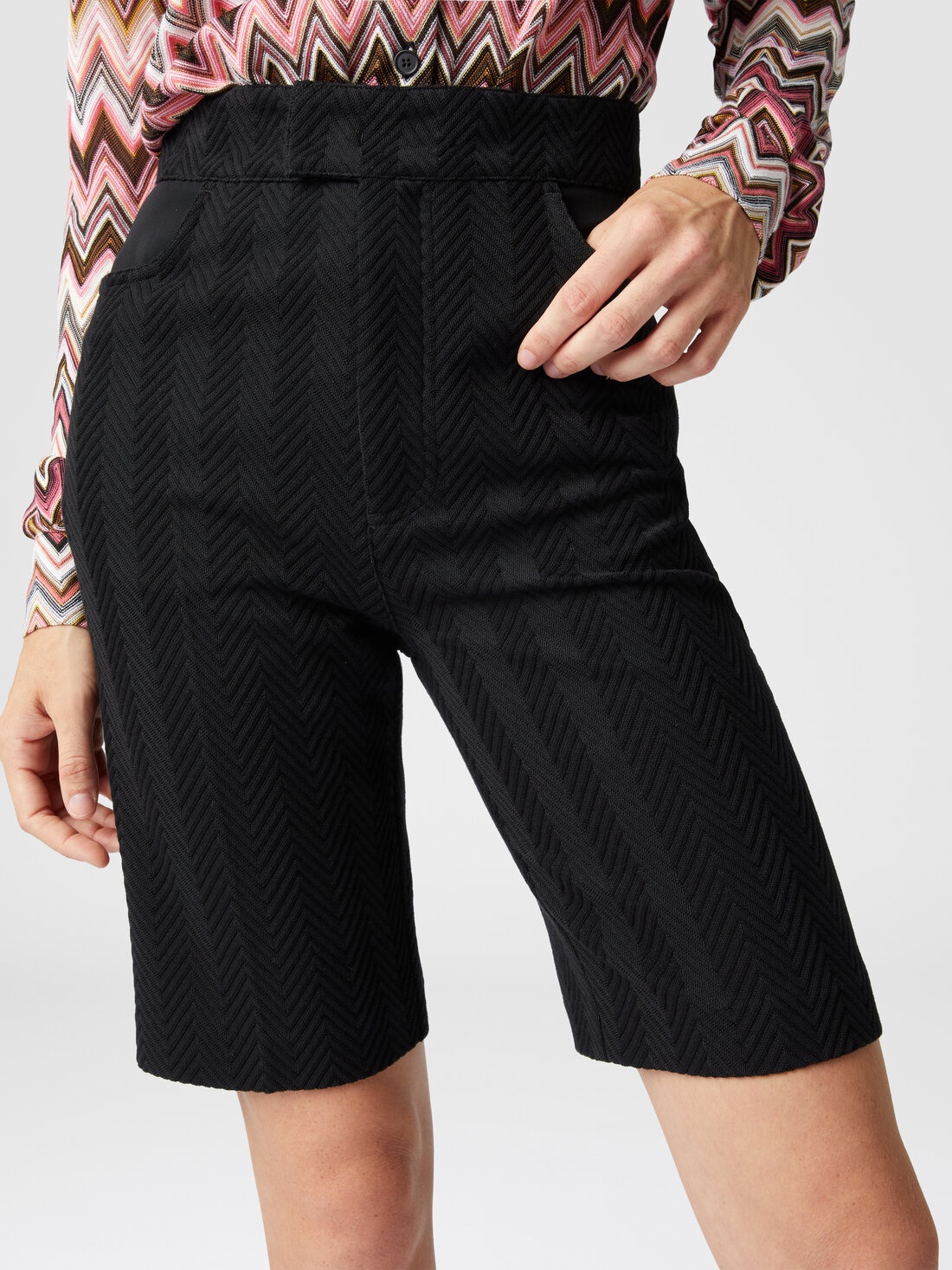 Tone-on-tone zigzag cotton and viscose Bermuda shorts - 5