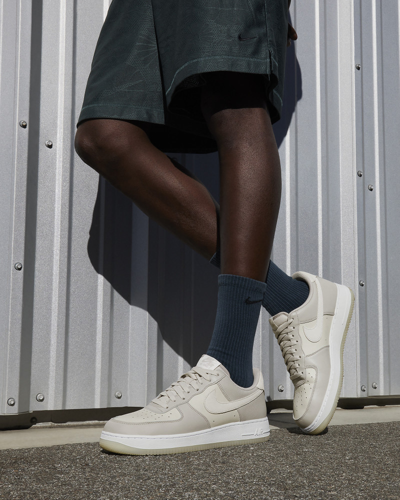 Nike Nike Air Force 1 '07 LV8 Men's Shoes outlook