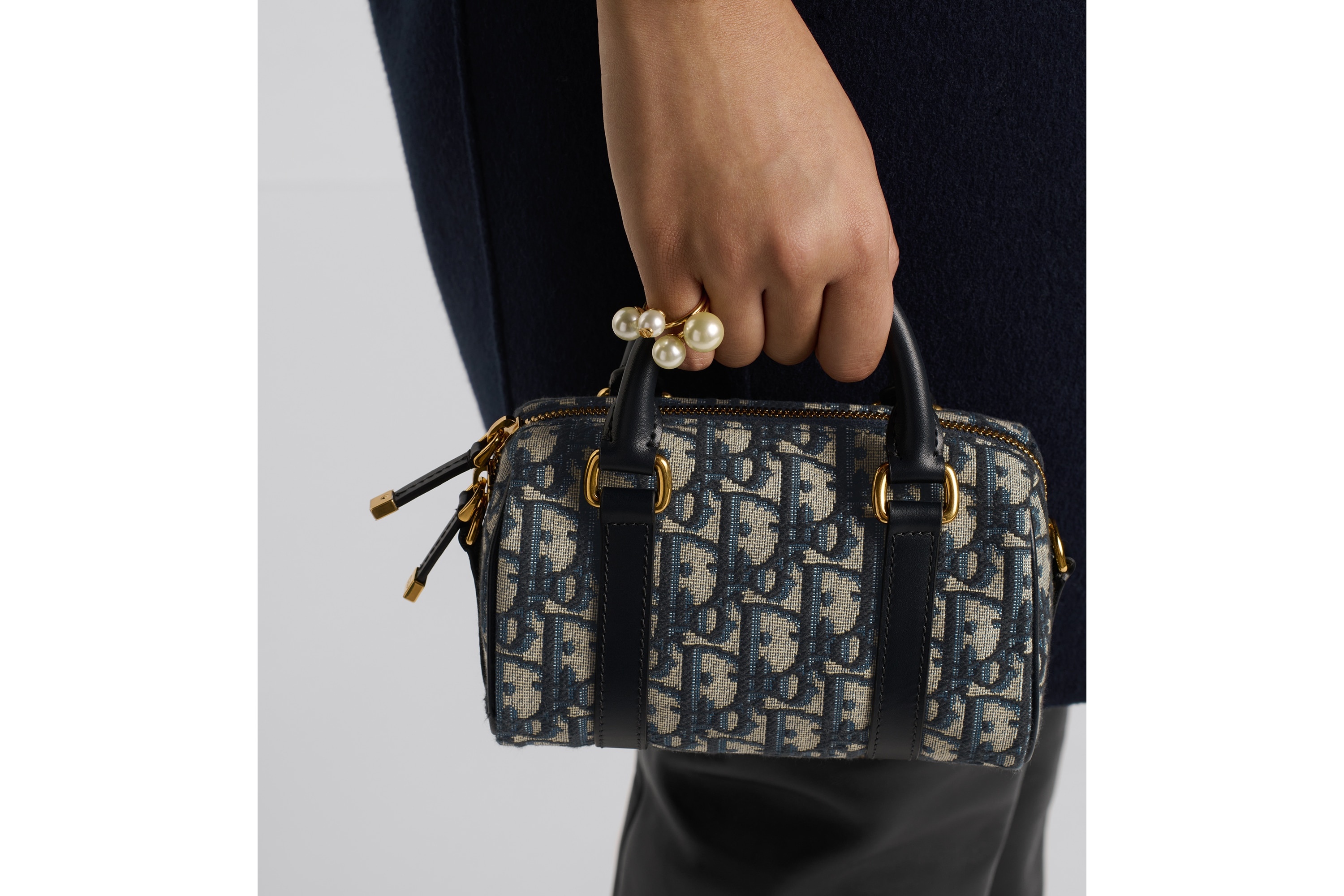 【デイリーユースにマッチ♪】 Dior Groove 16 ミニバッグ Dior Dior Groove 16 Mini Bag | REVERSIBLE