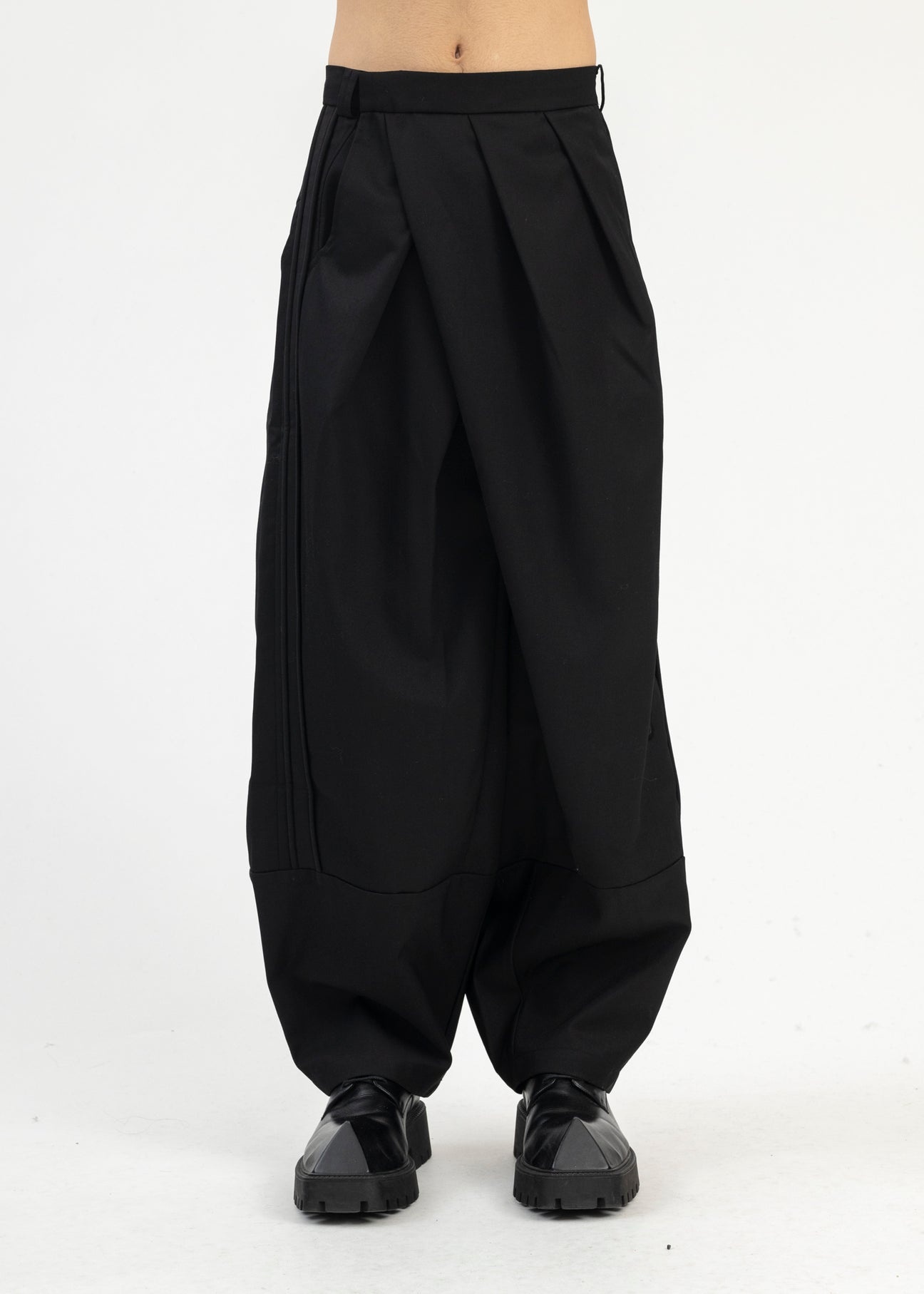 NAMESAKE EUPHORIC BLACK ODOM PLEATED CARROT WIDE TROUSERS 