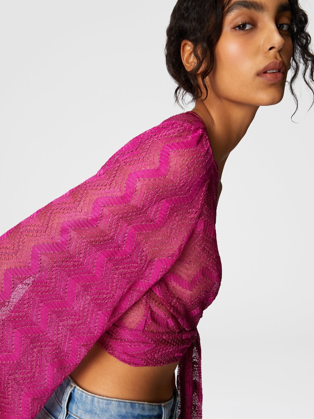 Crop top with wide sleeves and front knot in zig zag lamé viscose - 5