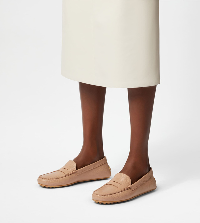 Tod's CITY GOMMINO DRIVING SHOES IN LEATHER - PINK outlook