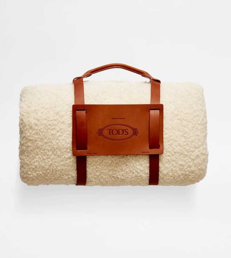 PONCHO IN BOUCLÉ KNIT - WHITE 5