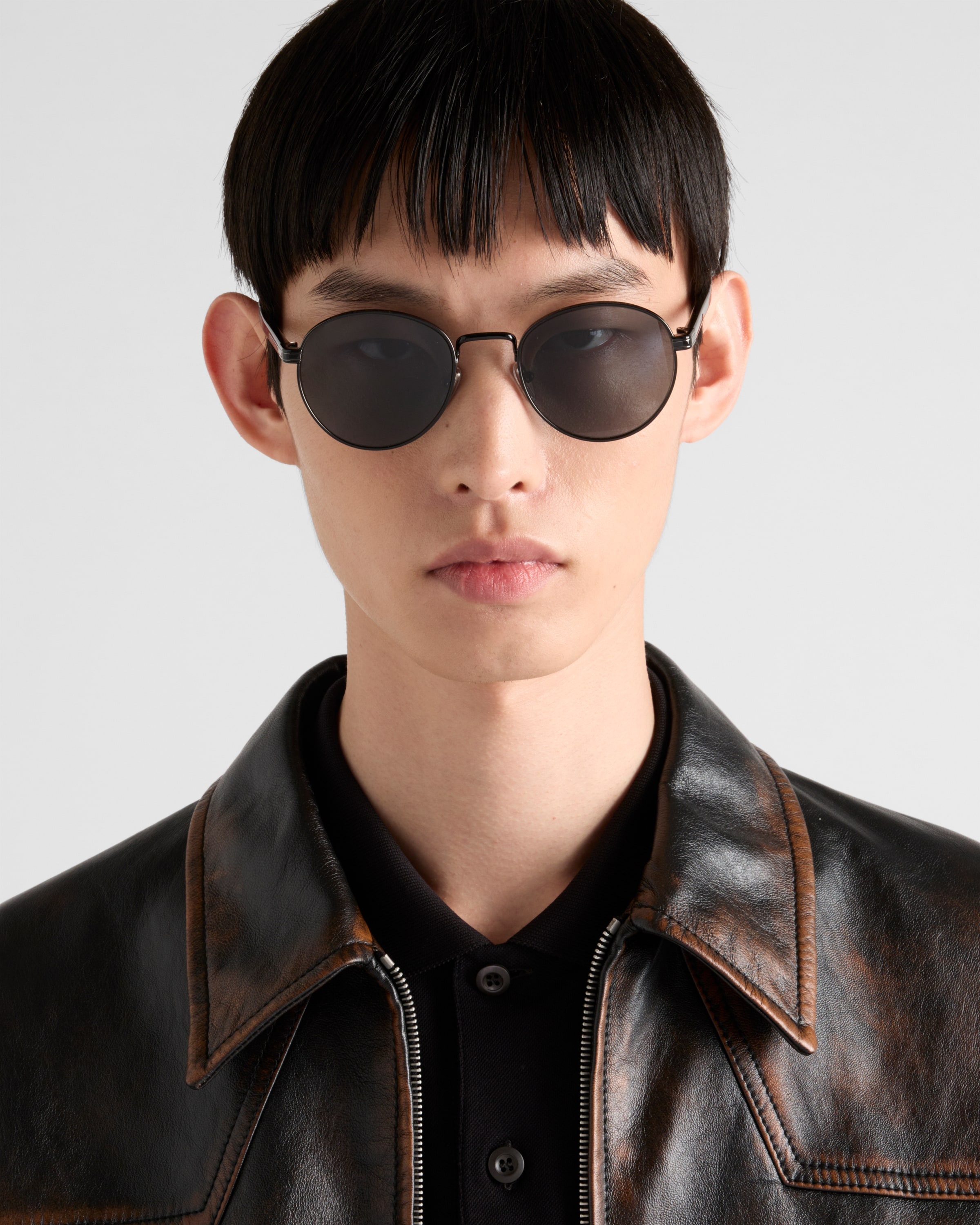 Sunglasses with the iconic metal plaque - 2