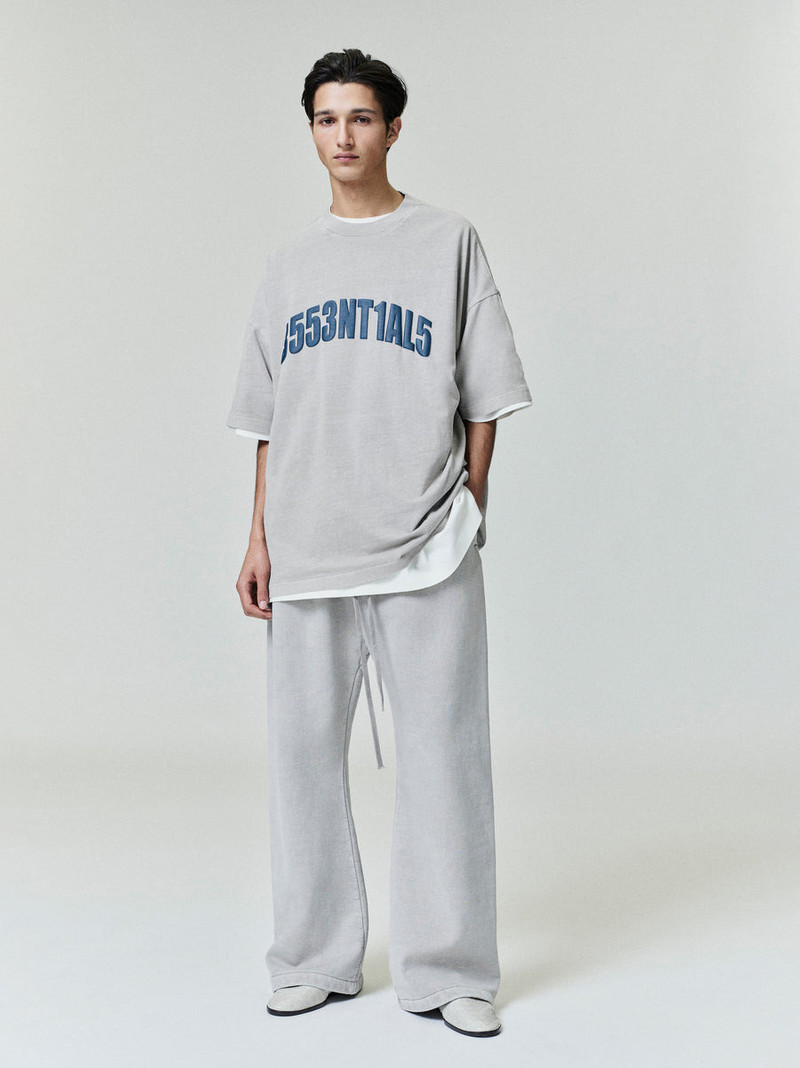 ESSENTIALS New York 90s Tee outlook