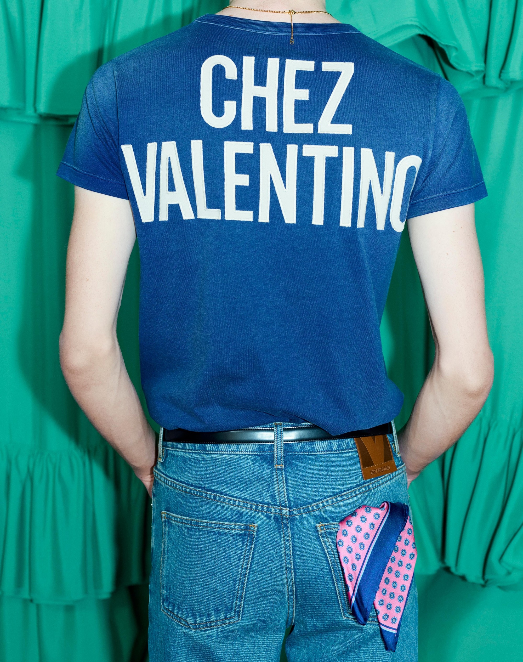 COTTON T-SHIRT WITH CHEZ VALENTINO PRINT AND PATCH - 9