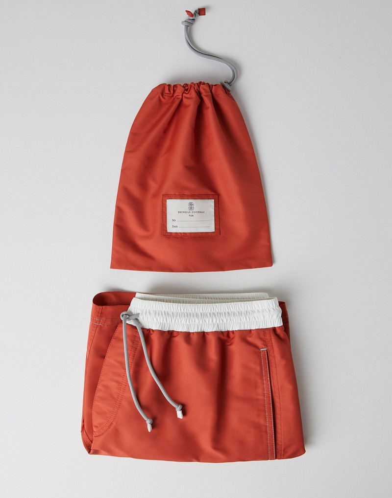 Swim shorts with contrast details 4