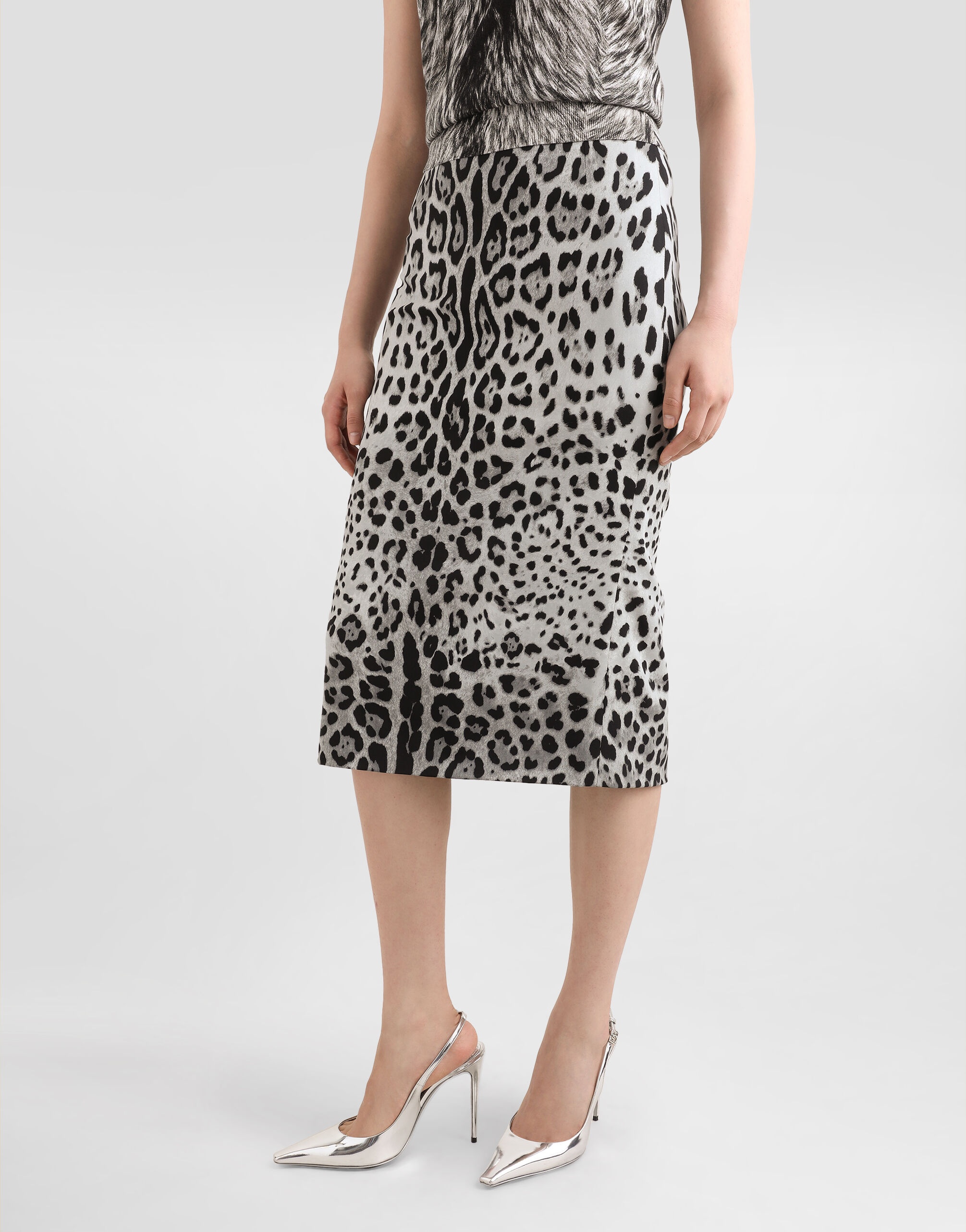 Charmeuse calf-length pencil skirt with leopard print - 4