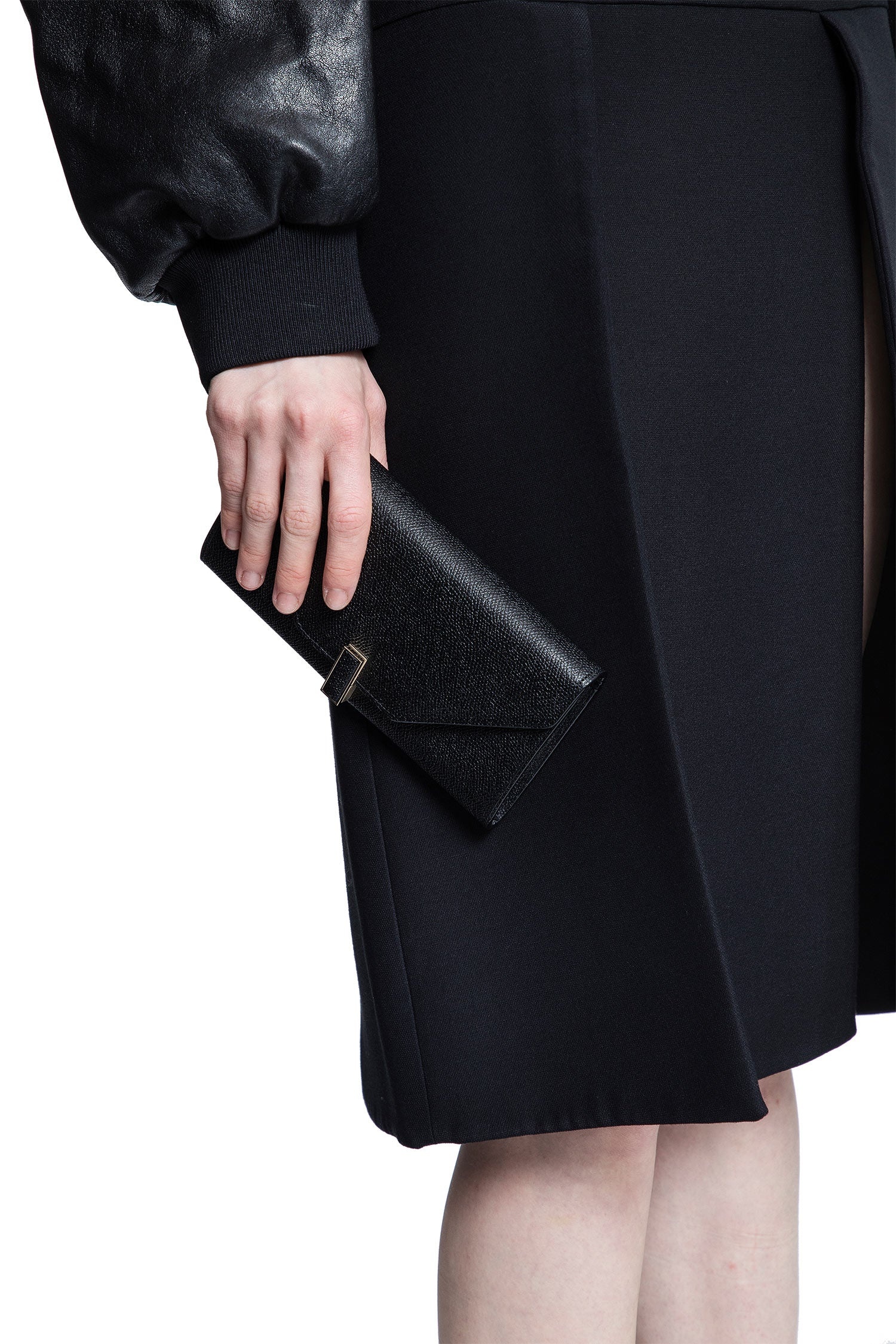 Iside-Continental-Purse-With-Chain - 5